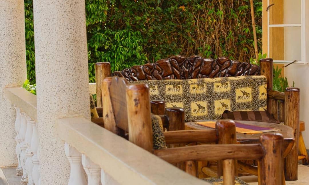 Entebbe Vine Inn Екстер'єр фото