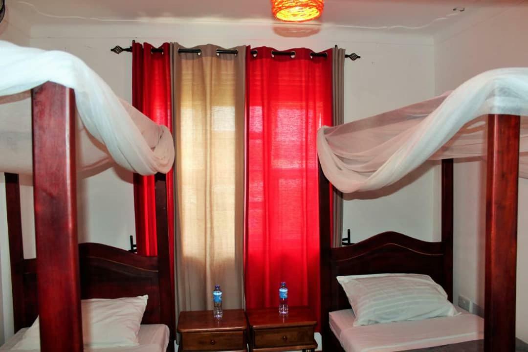 Entebbe Vine Inn Екстер'єр фото